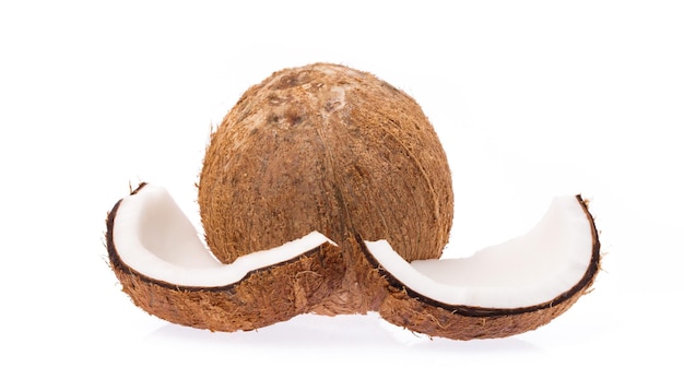 Stara brązowa organiczna kokosowa kopra owocowa rozbita na kawałki i ułożona na białym tle