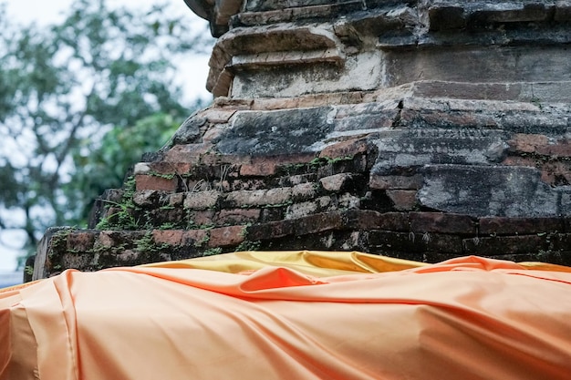 Zdjęcie stara cegła z pomarańczowym płótnem symbolem buddyzmu