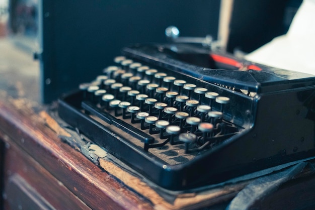 Stara czarna maszyna do pisania na stole