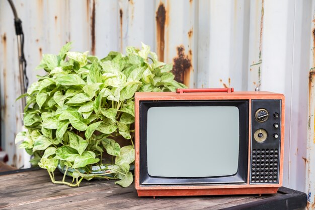 starą czerwoną telewizję na drewnianym stole