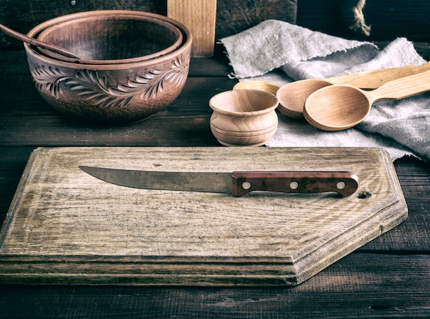 Zdjęcie stara drewniana deska do krojenia i nóż