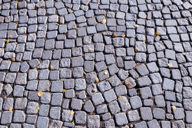 Stara droga, zbudowana ze skał i głazów, sfotografowana z bliska