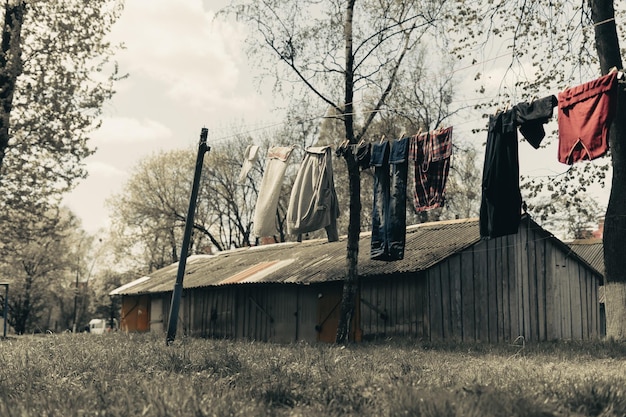 Stara dziecięca zjeżdżalnia stoi na placu zabaw, w którym panuje samotna mgła. Żółta farba odpadła.