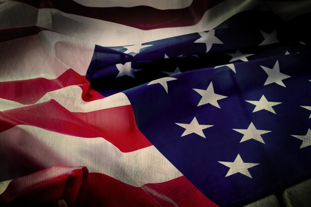 Stara flaga USA. Ciemna flaga amerykańska. Czas biegnie, zmieniają się pokolenia. Idziemy ciernistą ścieżką.