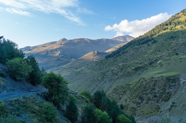 Stara historyczna forteca w Dartlo, region wysokogórski Tusheti, Georgia. Podróż