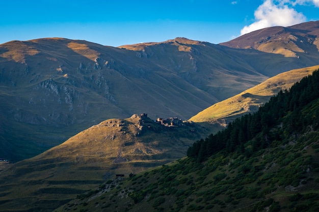 Stara historyczna forteca w Dartlo, region wysokogórski Tusheti, Georgia. Podróż