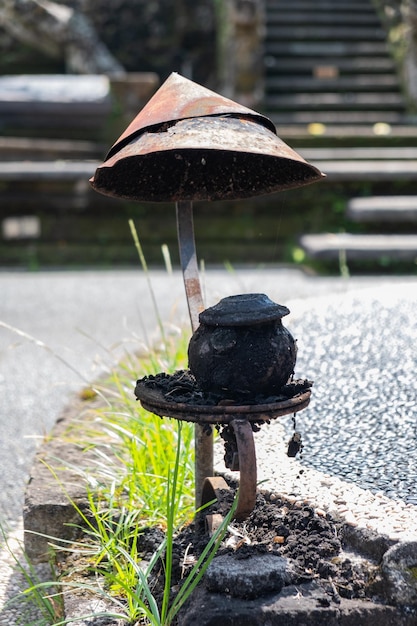 Zdjęcie stara indonezyjska latarnia na bali