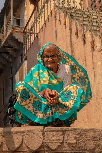 Stara indyjska kobieta w tradycyjnej sukience sari