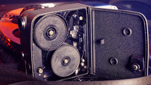 Zdjęcie stara kamera filmowa z taśmami filmowymi na stole