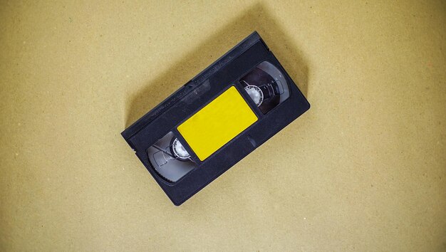 Zdjęcie stara kaseta na brązowym stole