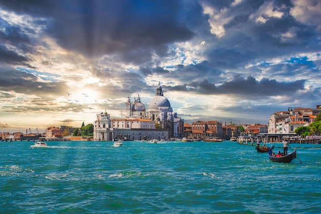 Stara katedra Santa Maria della Salute w Wenecji, Włochy o zachodzie słońca. Najpopularniejsza katedra w Wenecji - kościół Santa Maria della Salute.