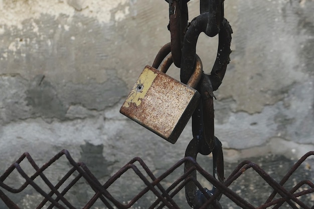 Zdjęcie stara kłódka wisząca na metalowym łańcuchu