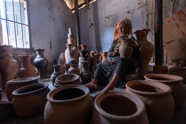 stara kobieta etnicznej dziewczyny z plemienia Cham w wiosce ceramicznej Bau Truc w mieście Phan Rang w prowincji Ninh Thuan w Wietnamie Ludzie i koncepcja podróży