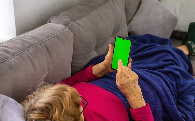 Stara kobieta klika telefon Selektywne fokus