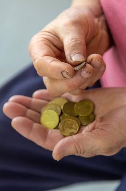 Stara kobieta liczy małe pieniądze Selektywne skupienie