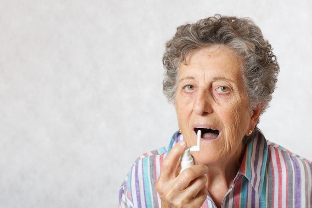 Stara kobieta między 70 a 80 rokiem życia z przeziębieniem