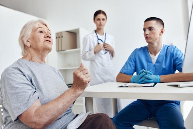 Zdjęcie stara kobieta na wizytach u lekarza i pielęgniarki