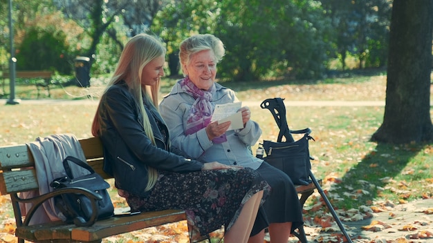 Stara kobieta pokazuje jej ładnej wnuczce listowi