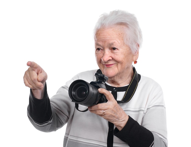 Stara kobieta z aparatu fotograficznego na białym tle