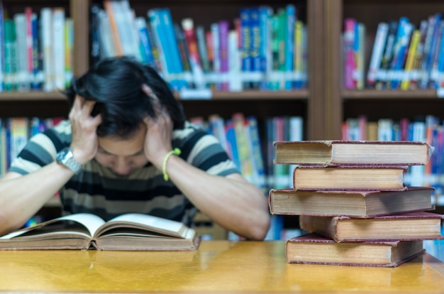 Stara Książka Na Biurku W Bibliotece Z Mężczyzna Czyta Książkowego Tło