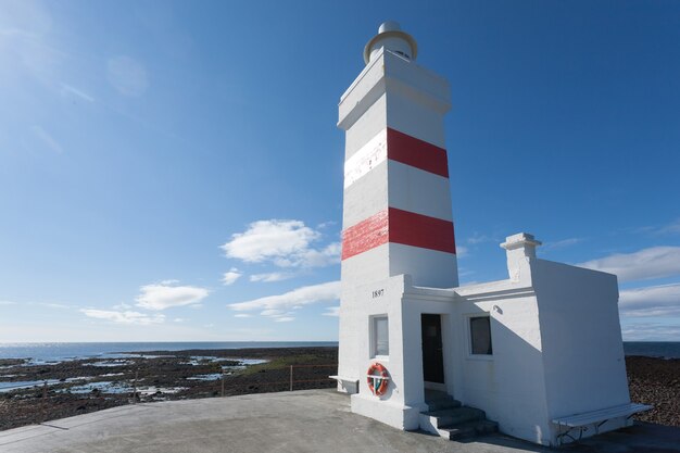 Stara Latarnia Morska W Gardur Na Półwyspie Reykjanes Islandia. Punkt Orientacyjny Islandii