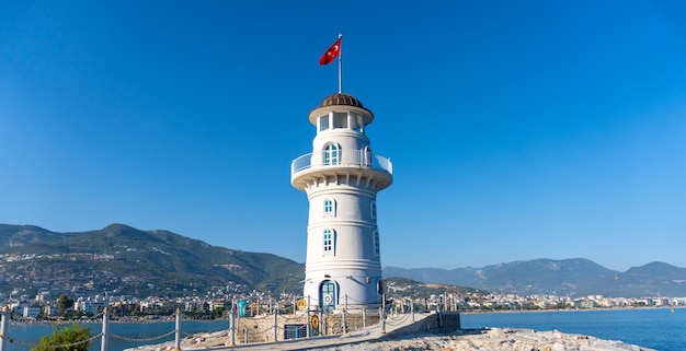 Stara latarnia morska w porcie tureckiego miasta Alanya