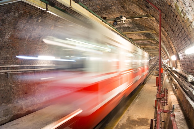 Stara linia tunelowa z Karakoy do ulicy Istiklal w Stambule