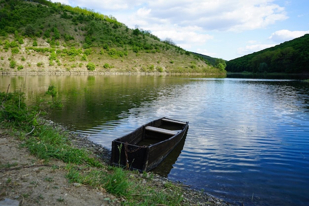 Stara łódź na rzece Dniestr w zachodniej Ukrainie Ukraina natura Dniestr