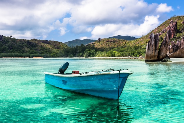 Stara łódź rybacka na Tropikalnej plaży przy Curieuse wyspą Seychelles