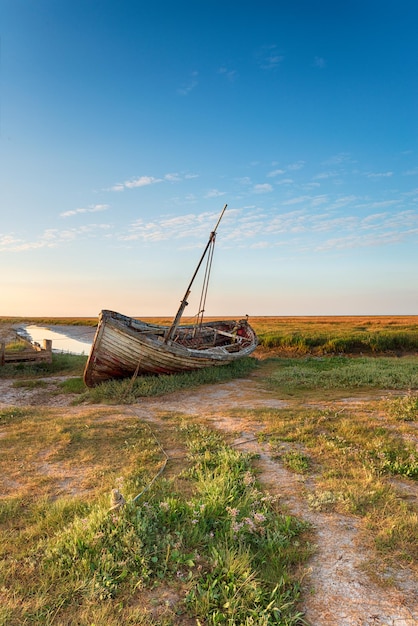 Stara łódź w Thornham Old Harbor