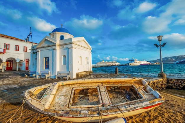Stara łódź z greckim kościołem