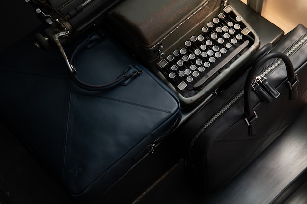 stara maszyna do pisania w męskiej torbie
