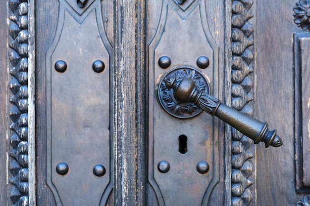 Stara metalowa klamka na starych drzwiach