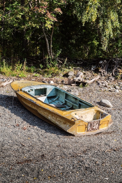 Stara metalowa łódź wyciągnięta na brzeg Rosja Jezioro Ałtaj Teletskoye Cordon Chiri