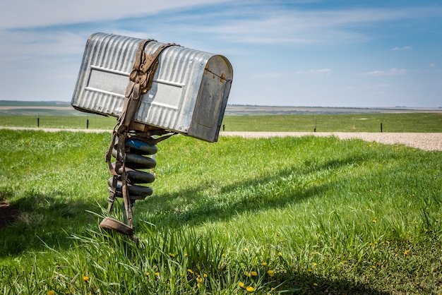 Stara Metalowa Skrzynka Ranczerów Z Uzdą Owiniętą Wokół Niej W Wiejskim Saskatchewan W Kanadzie