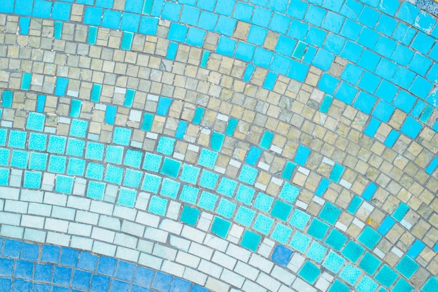 Stara mozaika falisty wzór odrapany ceramiczny dekoracyjny niebieski biały i szary płytki tekstura tło