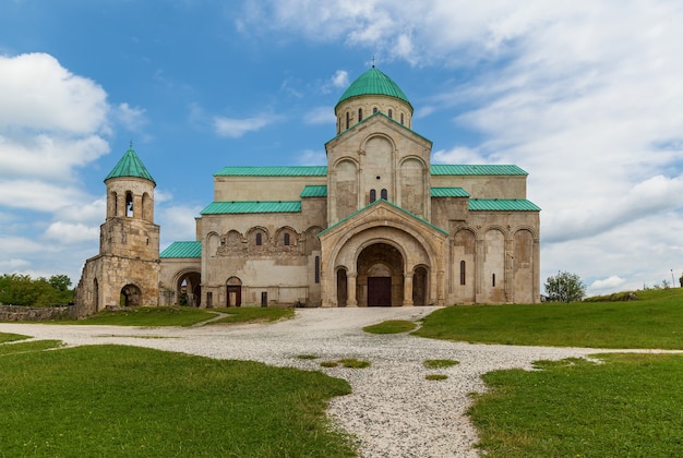 Stara odrestaurowana świątynia Gelati w Kutaisi w Gruzji. W 1125 pochowano tu króla Dawida Budowniczego