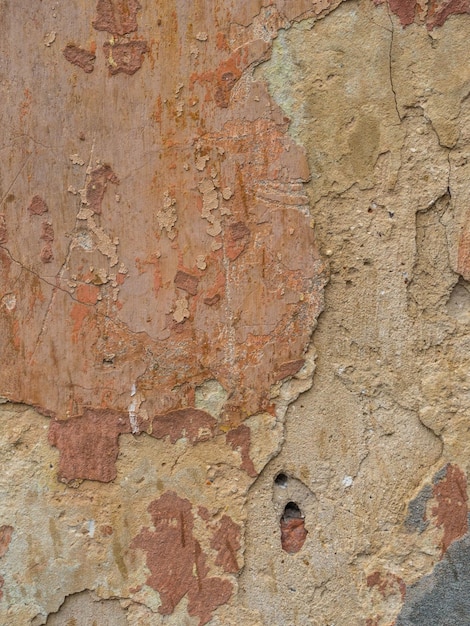 Stara pęknięta farba na betonowej powierzchni tynku