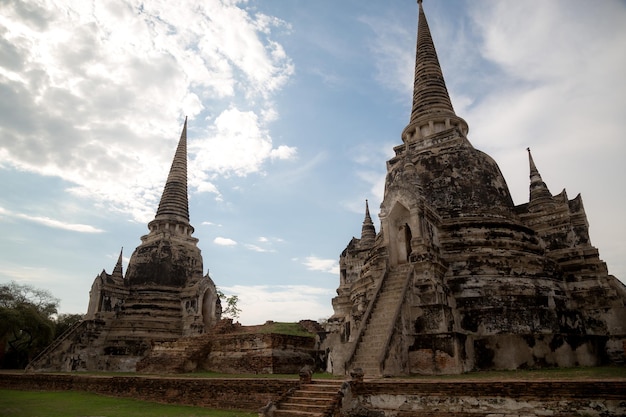 Stara piękna tajska świątynia wat Mahathat Ayutthaya Historical Park Ayutthaya Thailand