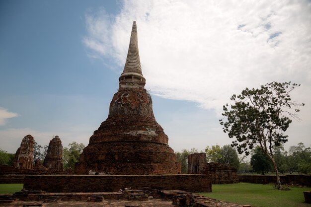 Stara piękna tajska świątynia wat Mahathat Ayutthaya Historical Park Ayutthaya Thailand