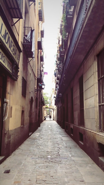 Stara pusta wąska ulica w stylu retro vintage w Barcelonie, Hiszpania