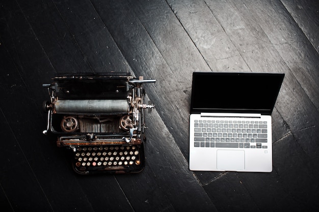 Zdjęcie stara rocznik maszyna do pisania i nowożytny laptop