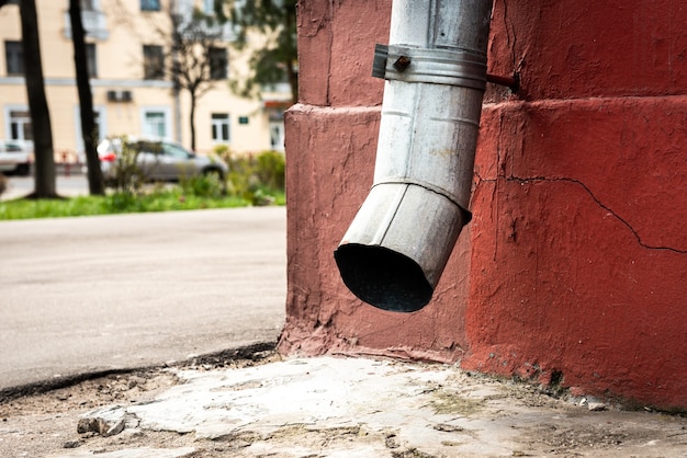 Stara Rura Spustowa Na Brązowy Mur Z Cegły. Downspout