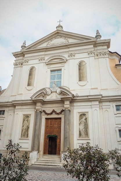 Stara średniowieczna katedra Santa Maria della Carita. Santa Maria della Carita lub po prostu Carita to barokowy kościół rzymskokatolicki znajdujący się w Brescii we Włoszech. Kościół barokowy włoski.