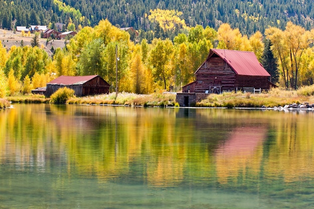 Stara stodoła nad jeziorem jesienią. W pobliżu Lake City w stanie Kolorado.