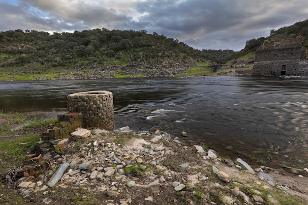 Stara studnia na brzegu rzeki Alagon. Estremadura. Hiszpania.