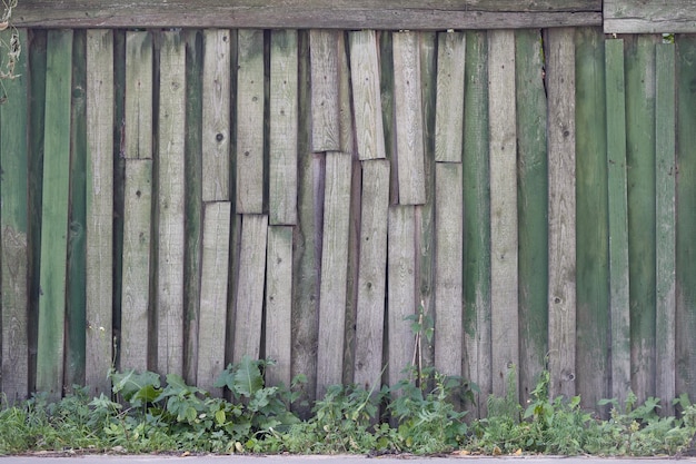 Stara tekstura zwietrzałej drewnianej ściany w kolorze zielonym