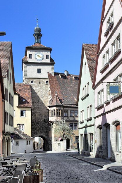 Stara ulica i brama miejska w Rothenburg ob der Tauber, Niemcy