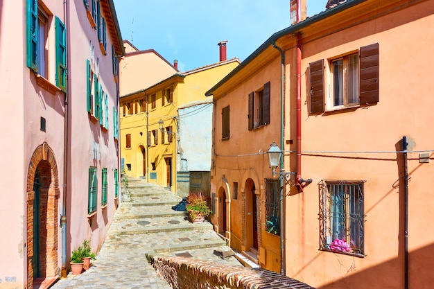 Stara ulica w mieście Santarcangelo di Romagna, prowincja Rinini, Włochy. Włoski pejzaż miejski