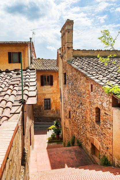 Stara ulica w średniowiecznym mieście San Gimignano, Toskania, Włochy